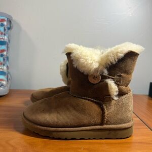 Ugg Kids Bailey Button Boots Chestnut Brown Suede Sherpa Lined Shearling Winter‎